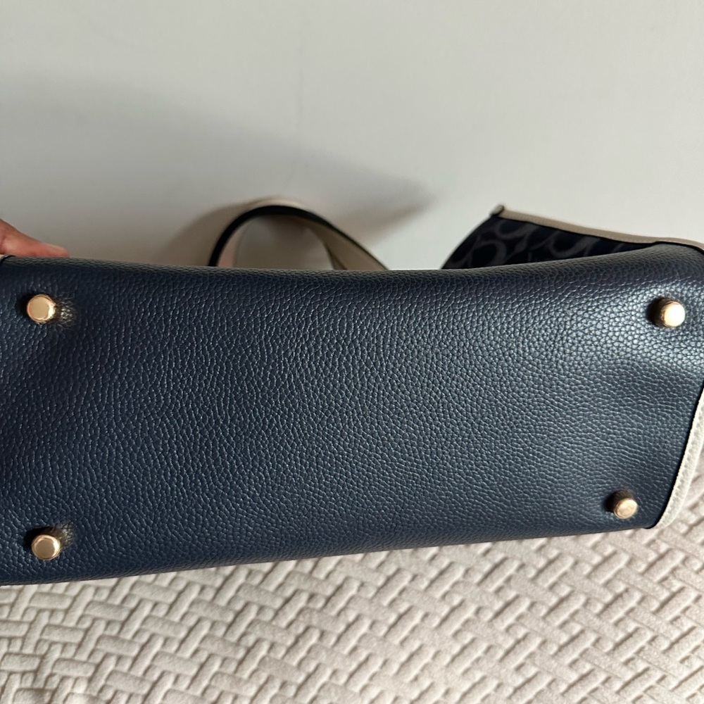 🔥🔥🔥Beautiful Coach - Picture 2 of 5